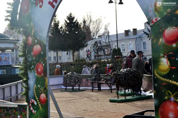 Як у Луцьку чепурять Театральний майдан до новорічно-різдвяних свят (фото)
