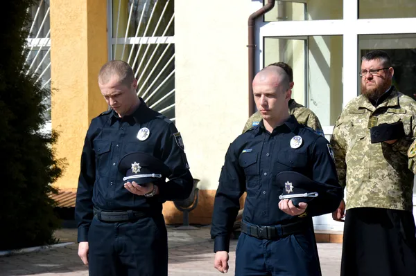 Нові патрульні поліцейські розповіли, як треба себе поводити на Пасху (фото)