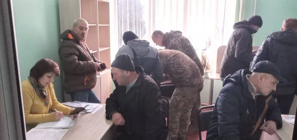 Десятки чоловіків стоять у черзі до Волинського терцентру, аби приєднатися до лав ЗСУ (відео)