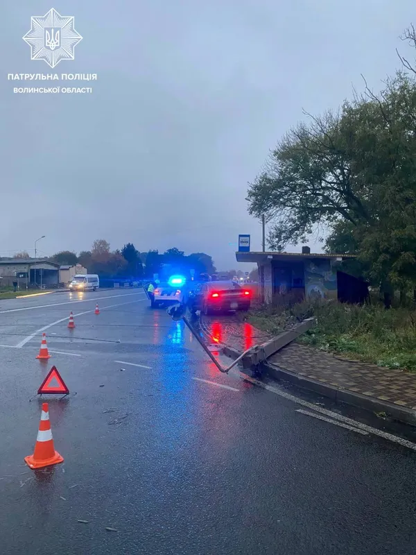 На Ковельщині водійка збила електроопору та влетіла в дорожнє огородження (фото)