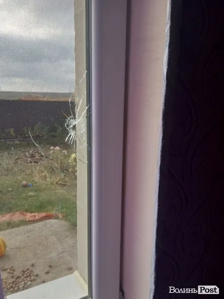 У вікно будинку під Луцьком влучила куля: його мешканка звинувачує нацгвардійців