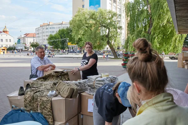 З Луцька для потреб 14 ОМБр передали позашляховик та допомогу (фото)