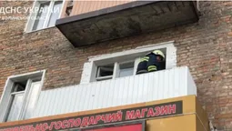 Зайшли через балкон: у Нововолинську рятувальники допомогли чоловіку (фото)