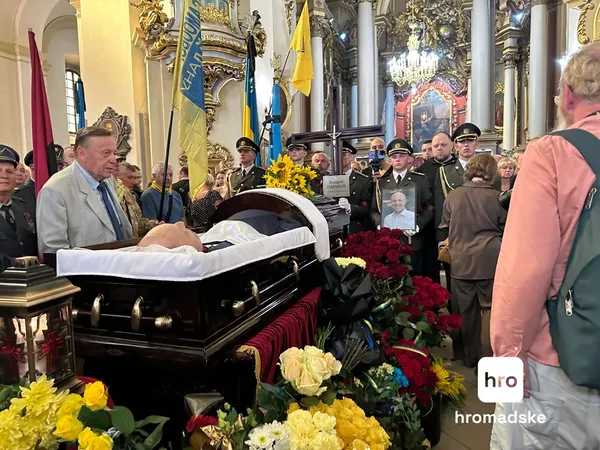У Львові попрощалися із вбитим політиком Андрієм Парубієм: хто прийшов на поховання (фото)