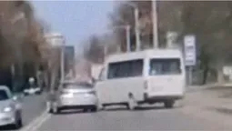 У Луцьку на Львівській – аварія: автобус влетів у легковик (відео)
