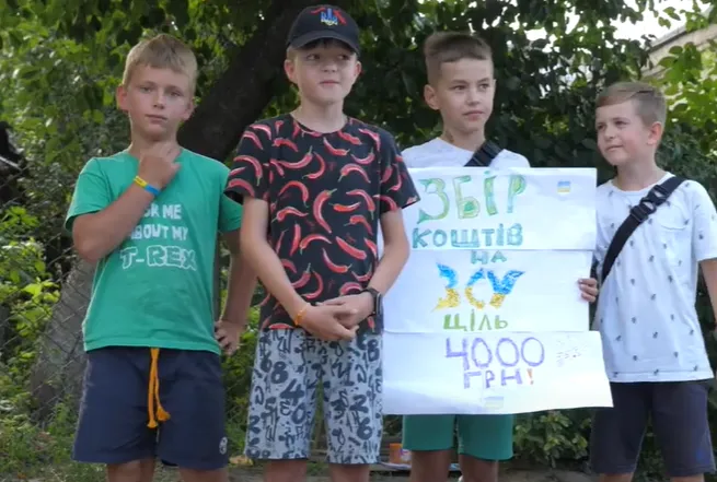 У Луцьку «дитячий блокпост» за день збирає до 3000 гривень на ЗСУ (відео)