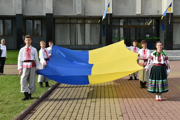 Facebook у синьо-жовтих стягах: волиняни вітають з Днем Державного Прапора (фото)