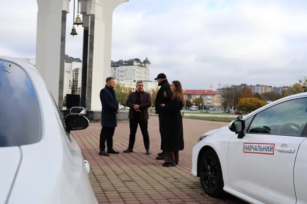 Ветеран з Волині отримав грант і придбав два авто для навчання водіїв (фото)