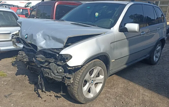 Лоб в лоб: у Володимирі зіткнулися BMW X5 і Volkswagen Passat (фото)