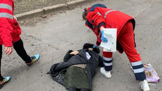 У Вугледарі рашисти обстріляли пункт роздачі гуманітарки, є вбиті (фото, відео)