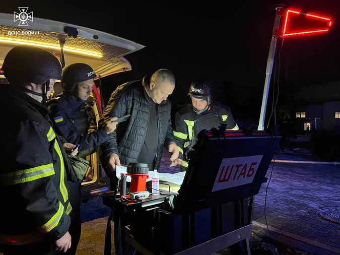 Вогонь охопив 1000 кв. м: у Луцькому районі після обстрілу до ранку гасили пожежу на підприємстві (фото, відео)