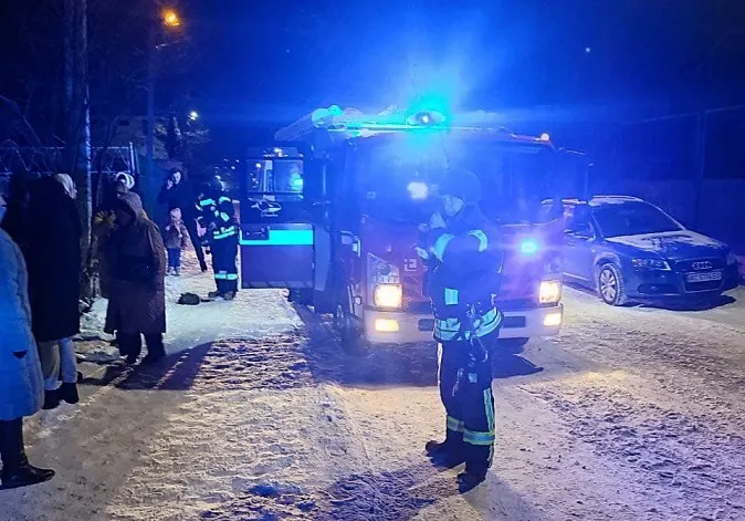 У Луцьку в під'їзді будинку знайшли пакет з невідомою речовиною – територію огородили (фото)