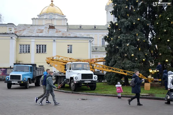 Головні ялинки Луцька прикрашають кулями (фото)