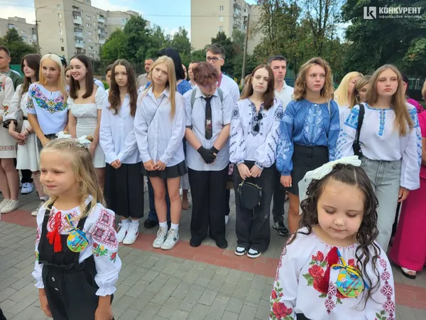 1 вересня у луцькому ліцеї №10: лінійка для першачків та випускників (фото)