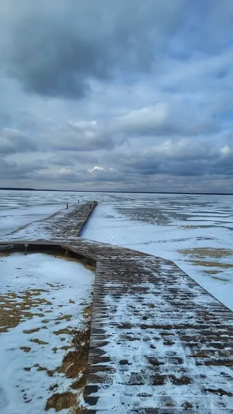Краю не видно: Світязь перетворився на крижану пустелю (фото)