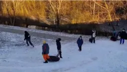 Де покататися на санчатах і без них: у Луцьку створили штучну снігову гірку (відео)