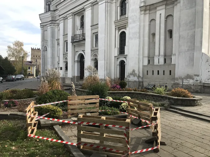 У Луцьку біля костелу утворилося провалля: глибина – понад 3 метри (фото)