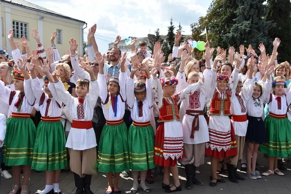 На Театральному майдані лучани «вишили» вінок (фото) 
