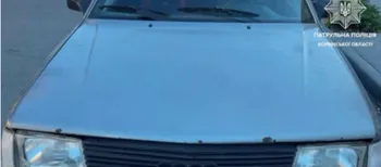 У Луцьку п'яний водій врізався в припарковане авто та втік (фото)