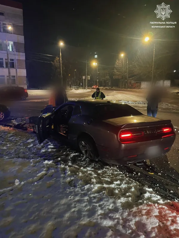 У Луцьку п'яний водій Dodge втратив керування на кільці і «влетів» у Volkswagen (фото)