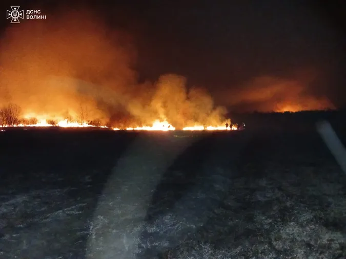 🔥Волинь палає: рятувальники досі намагаються приборкати стовпи вогню