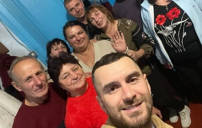 Щемлива зустріч: переможець Євробачення приїхав у рідне село на Волині