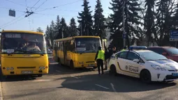 У центрі Луцька – аварія за участю маршрутки (фото)