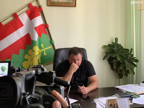 Військові прийшли на «розбірки» з мером Ківерців через скандальний стадіон (фото, відео)