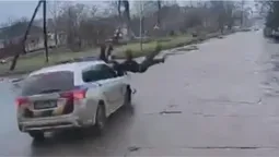 Дівчинка загинула на місці: у Прилуках патрульні збили жінку з дитиною (відео)