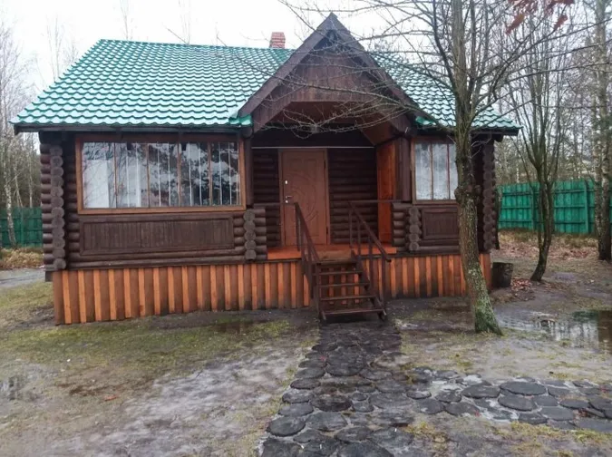 На Волині з молотка продадуть профілакторій біля озера за пів мільйона (фото)
