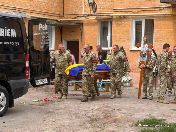 У Нововолинській громаді провели в останню дорогу воїнів Віталія Ткачова та Максима Медведчука (фото)