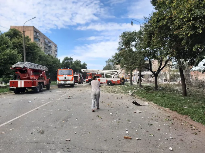 Ракетний удар по Кривому Рогу: росіяни влучили у «панельку» та убили людину (фото)