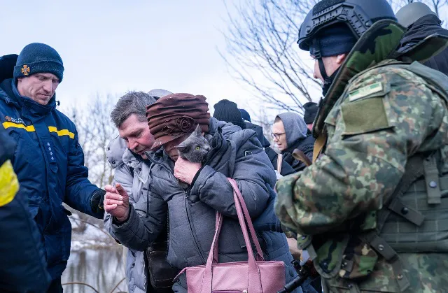 Старенькі, у візках, з котиками і собачками: евакуація з Ірпеня (багато фото)