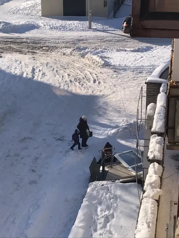 У Володимирі на відвідувачку банку впали двері (фото)