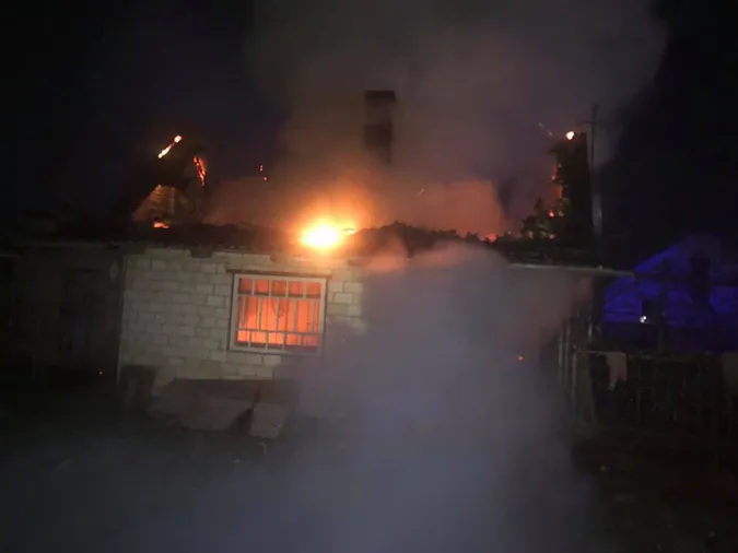 В Устилузі горів житловий будинок: міг зірватися газовий балон (фото, відео)
