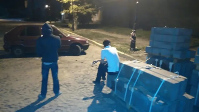 У Луцьку «на гарячому» спіймали злодіїв, які крали бруківку біля замку Любарта