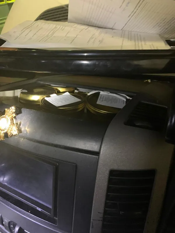 Майже пів мільйона гривень: у «Ягодині» затримали автомобіль з чорною ікрою