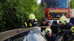 Потерпілого у ДТП на Волині вирізали із салону автівки (фото)