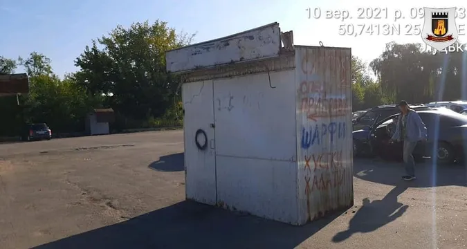 У Луцьку з території «Старого» ринку демонтують контейнери (фото, відео)
