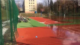 У центрі Луцька «поплив» новий спортивний майданчик (фото)