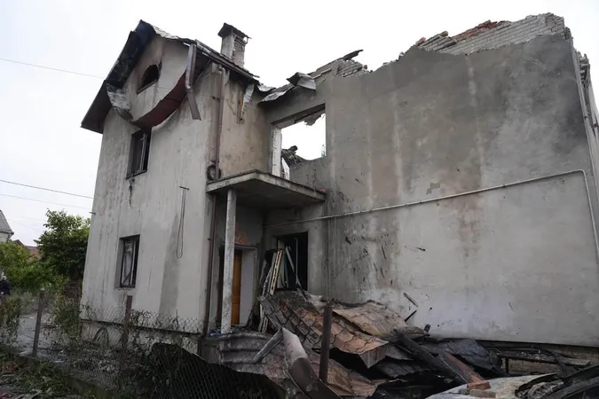Внаслідок ворожої нічної атаки згорів будинок лікаря на Львівщині (фото)