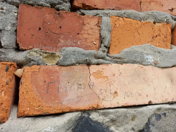 Вандали зіпсували стіни Луцького замку: що кажуть у заповіднику (фото)