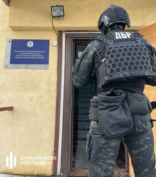 Шантажував вебкам-моделей: як «заробляв» затриманий у Луцьку на хабарі поліцейський (фото, відео)