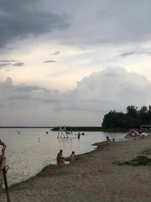 Перехоплює подих: страшно красиві кадри Світязя перед грозою
