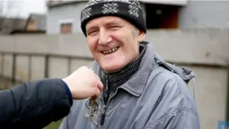 Ютуб-блогер із Волині подарував автівку своєму шкільному вчителю (відео)