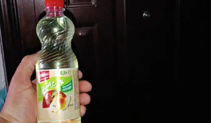 Муніципали знайшли «точку» продажу алкоголю в багатоповерхівці у Луцьку (фото)