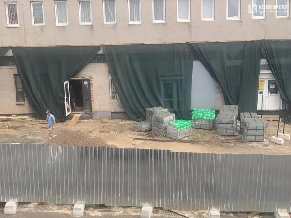 Вже все порозривали: у Луцьку активно працюють над новим сквером (фото)