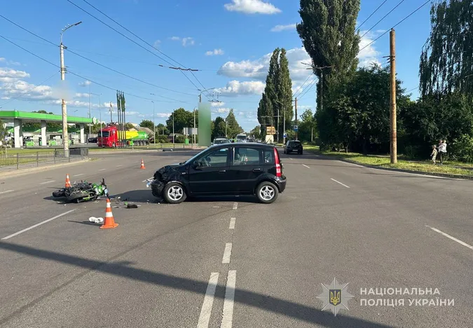 У Луцьку зіткнулися авто і мотоцикл – водія і пасажирку двоколісного госпіталізували у важкому стані (фото)