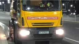 У Луцьку прибирають вулиці й тротуари після зими (фото)