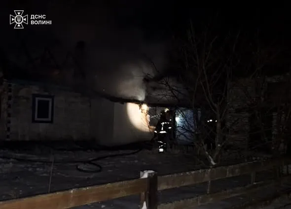 На Волині серед ночі спалахнув будинок: що стало причиною (фото)